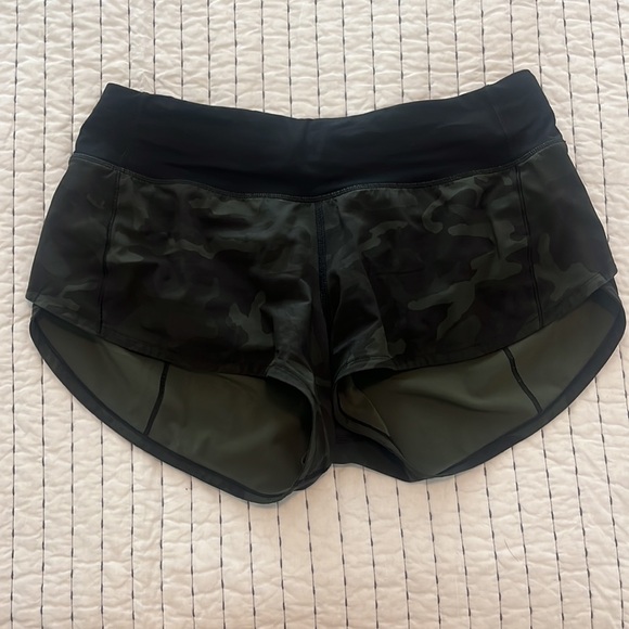 Speed up camo lulu lemon shorts 2.5in - Picture 2 of 3